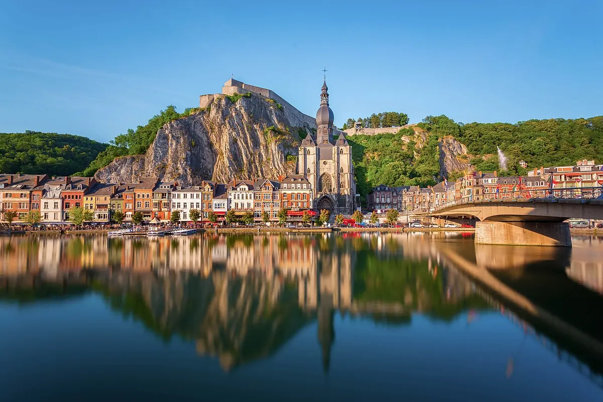 Vue de Dinant reflétée dans la Meuse