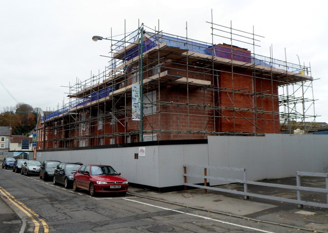 Maison en construction avec structure en briques et échafaudage