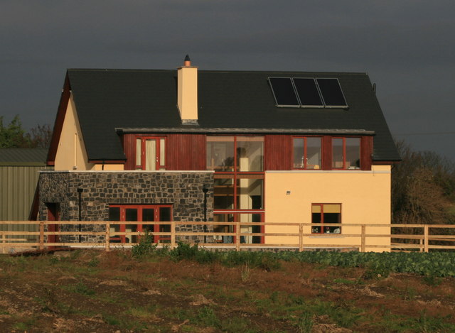 Maison individuelle avec panneaux photovoltaïques sur la toiture