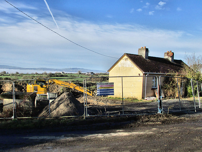 Maison en rénovation et chantier préparatoire illustrant le périmètre d’une mission PEB