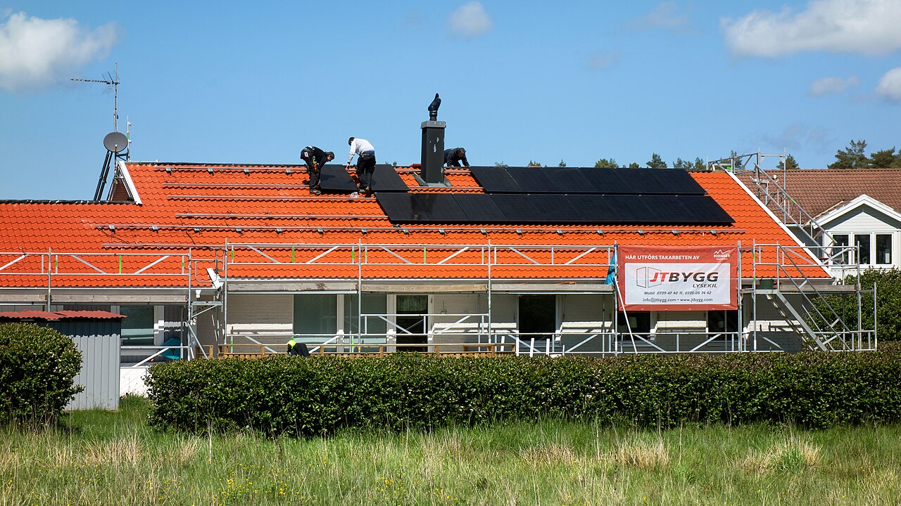 Pose de panneaux photovoltaïques sur la toiture d’une maison en chantier