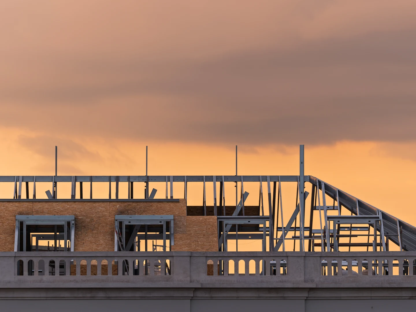 Chantier de rénovation d’une toiture avec structure en cours de réalisation