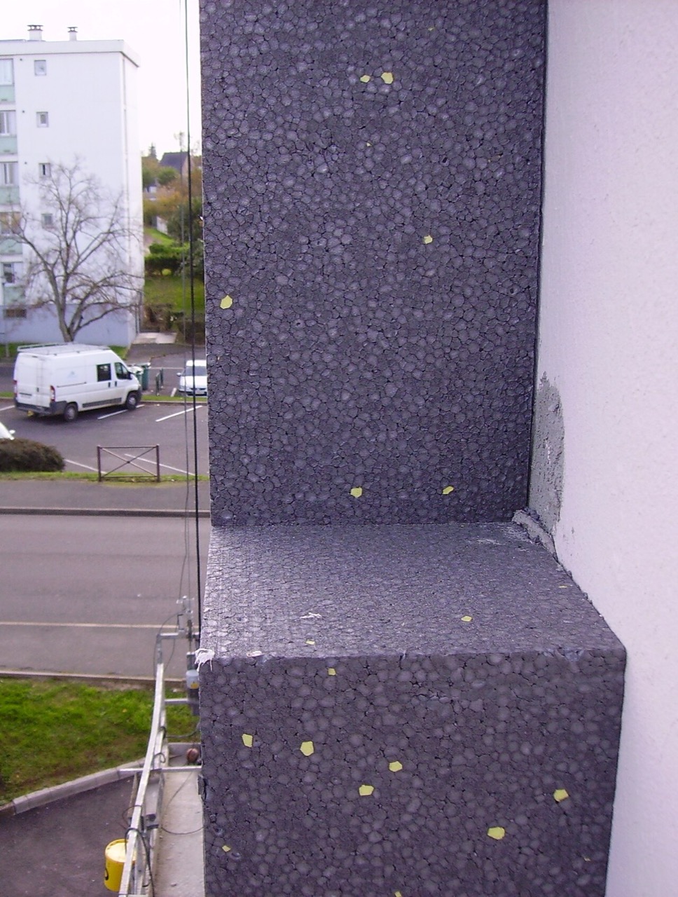 Panneaux d’isolation posés sur une façade pendant une rénovation