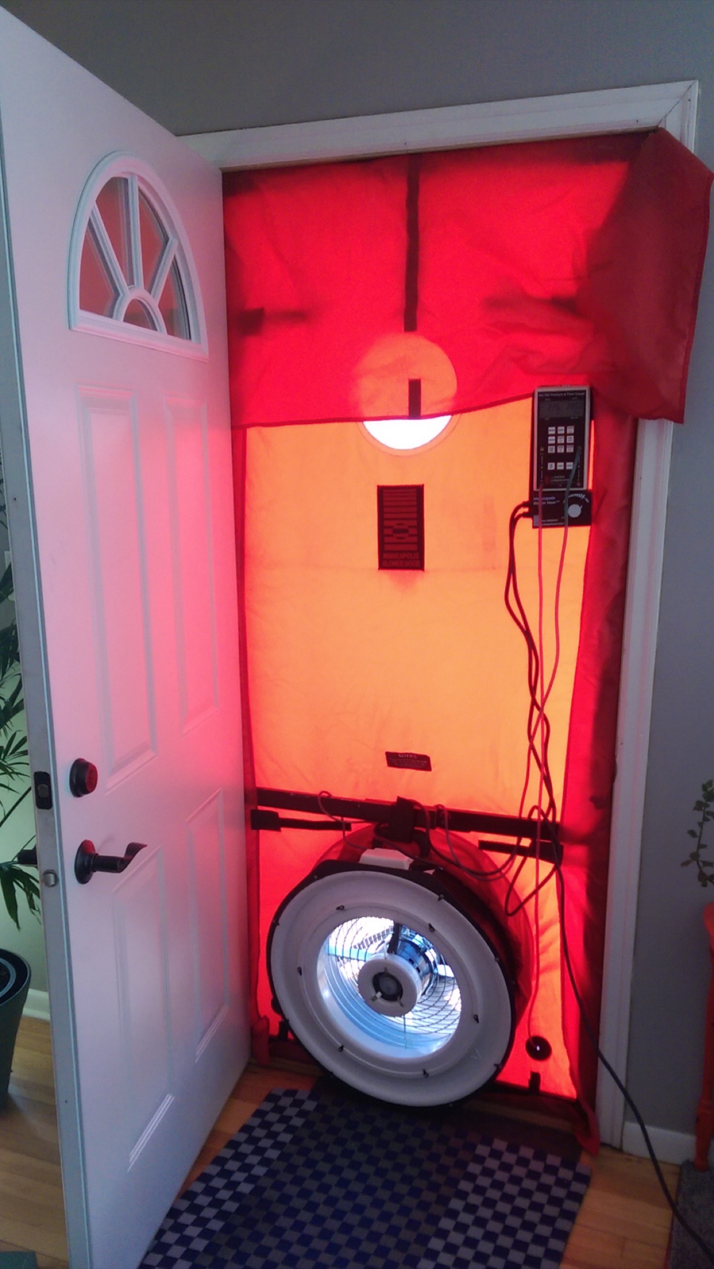 Ventilateur de mesure installé dans une porte extérieure pour réaliser un test Blower Door